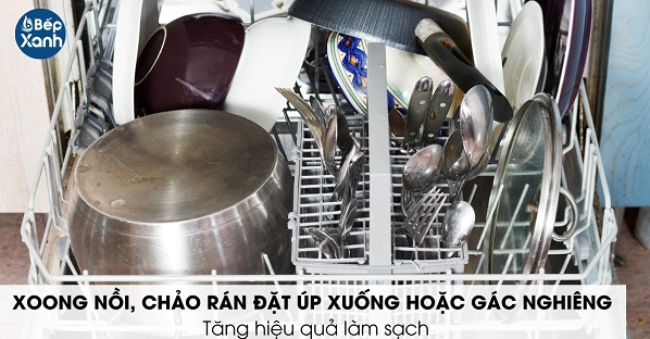 xep-xoong-noi-vao-may-rua-bat-dung-cach